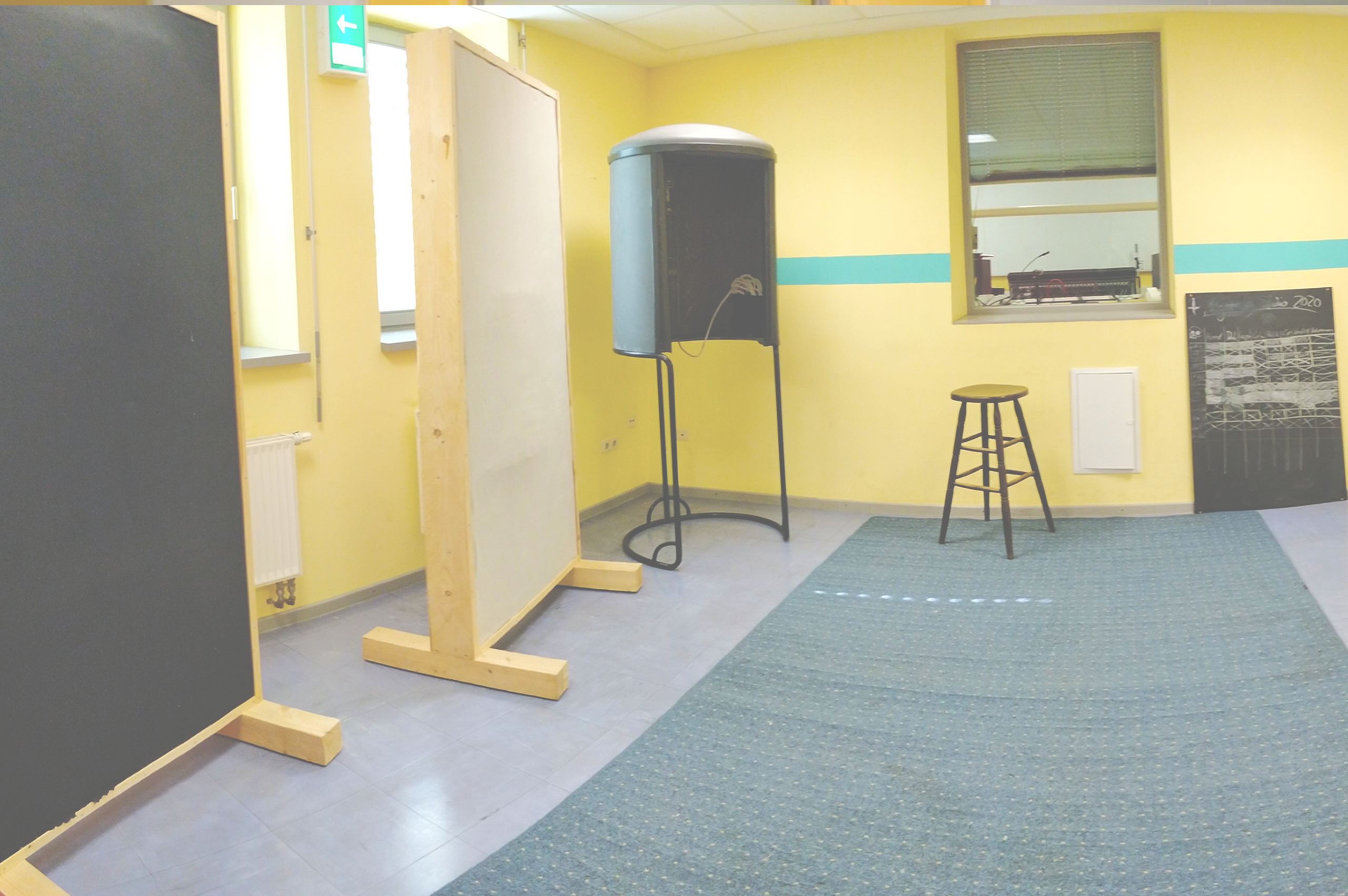Foto des Aufnahme-Raumes mit Teppichen, Schallwänden und einer Gesangskabine.